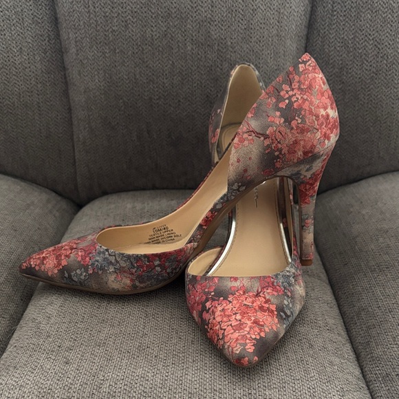 Jessica Simpson Pink and Gray Floral Heels - Picture 2 of 4